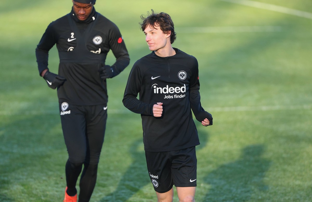 03.01.2023, Fussball Training, Eintracht Frankfurt, emonline, emspor, v.l., Paxten Aaronson Eintracht Frankfurt DFL/DFB REGULATIONS PROHIBIT ANY USE OF PHOTOGRAPHS AS IMAGE SEQUENCES AND/OR QUASI-VIDE ...