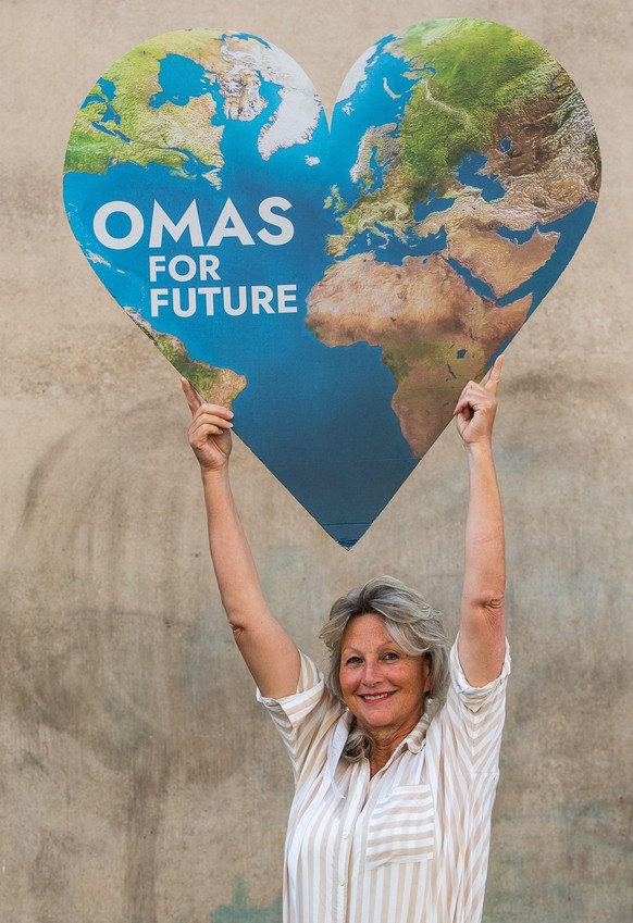 Omas for Future - Cordula Weimann - Gründerin Omas for Future - Aktion Klimabänder - Leipzig 8 / 2021 Foto: Wolfgang Schmidt