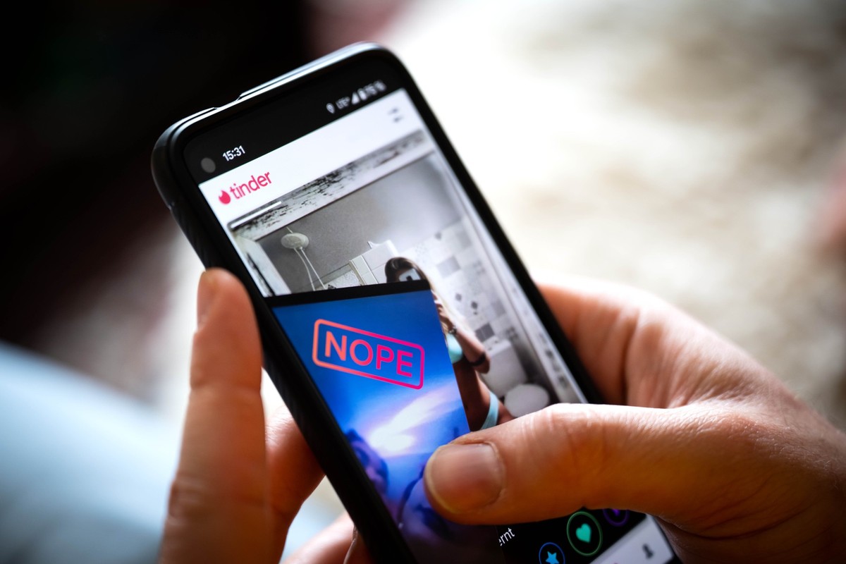 ARCHIV - 29.03.2023, Bremen: Die Dating App Tinder ist auf dem Display eines Smartphones zu sehen. Bei �Tinder-Trading-Scams� versuchen Betr�ger �ber Partnersuchportale wie Tinder oder �ber soziale Ne ...