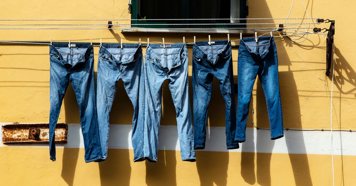 In der Sonne bleichen Jeans besonders schnell aus.