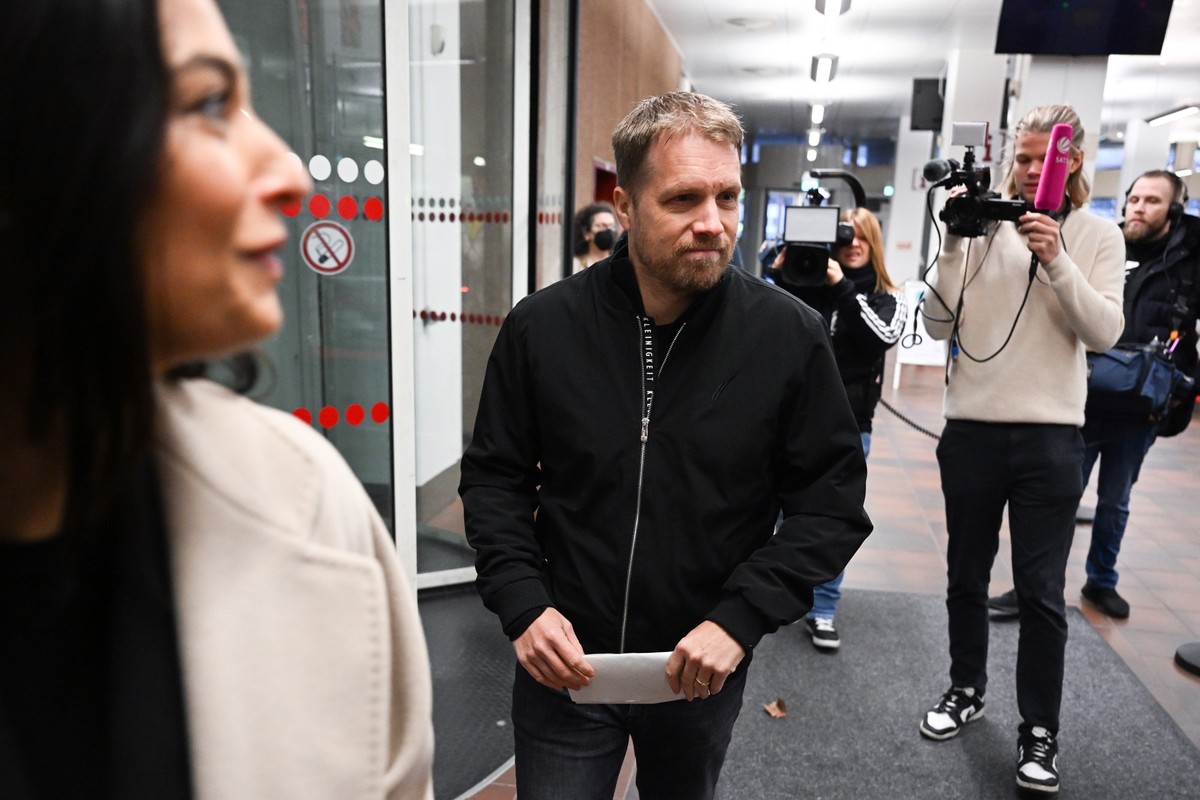 25.01.2023, Nordrhein-Westfalen, Köln: Oliver (M) und Amira Pocher kommen in das Amtsgericht in Köln. In einem Prozess um einen Einbruch wird das prominente Fernsehen-Paar im Zeugenstand des Kölner Am ...