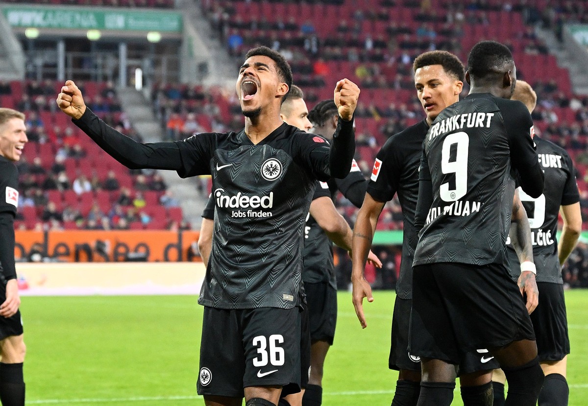 05.11.2022, xemx, Fussball 1.Bundesliga, FC Augsburg - Eintracht Frankfurt emspor, v.l. Ansgar Knauff Eintracht Frankfurt celebrate the goal, Der Torjubel zum 1:2 DFL/DFB REGULATIONS PROHIBIT ANY USE ...