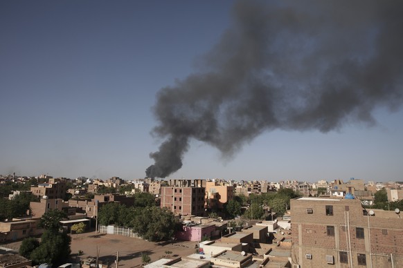 dpatopbilder - 19.04.2023, Sudan, Khartum: Rauch steigt nach anhaltenden Kämpfen in der Stadt über Dächern auf. Luftangriffe und Artilleriefeuer dauerten nach Angaben von Augenzeugen und einem Reporte ...