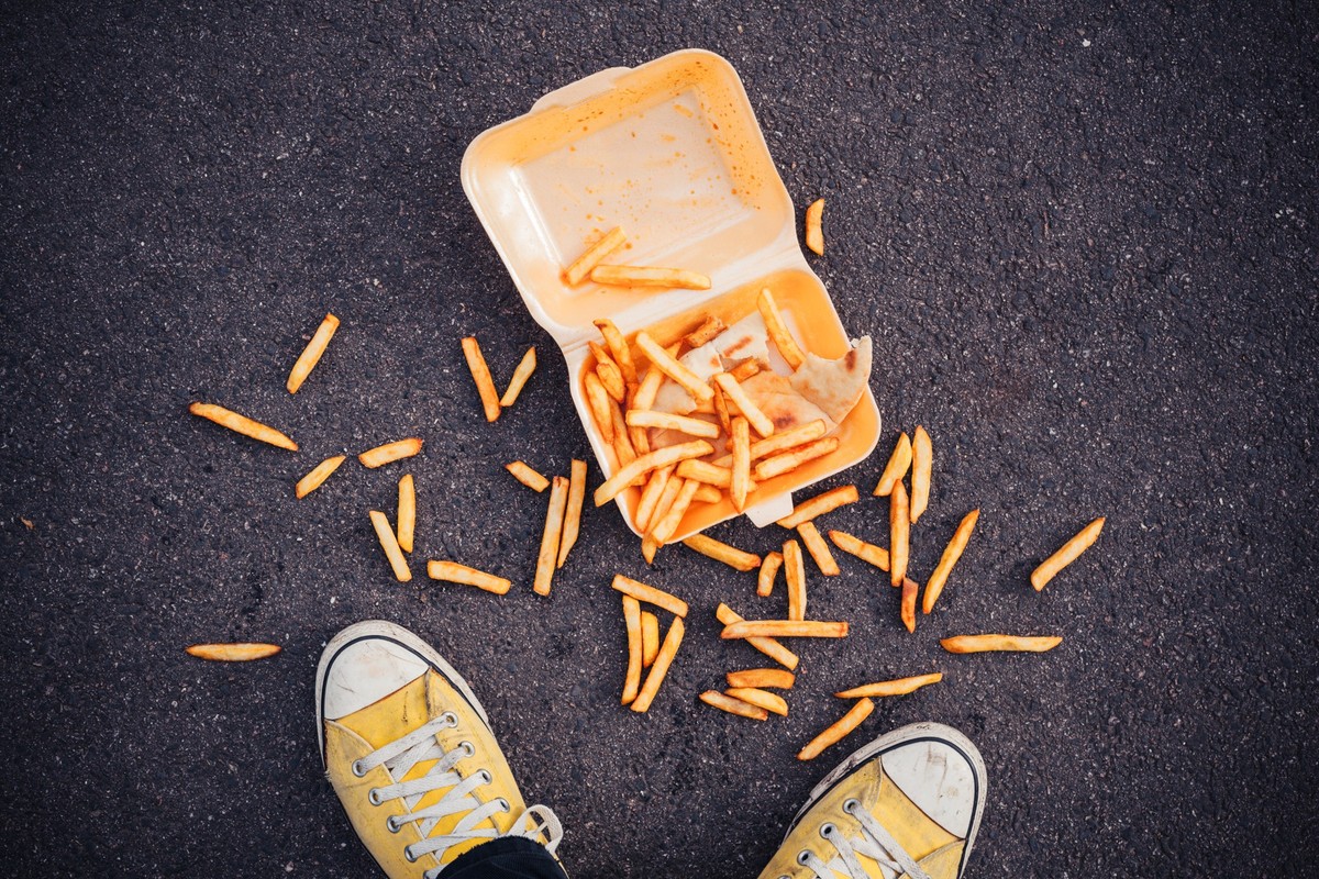 Die 3-Sekunden Regel, auch bekannt als 5-Sekunden-Regel: Eine Regel, die sich über Jahrzehnte etabliert hat: Essen, das auf dem Boden gefallen ist, kann noch gegessen werden – solange es weniger als d ...
