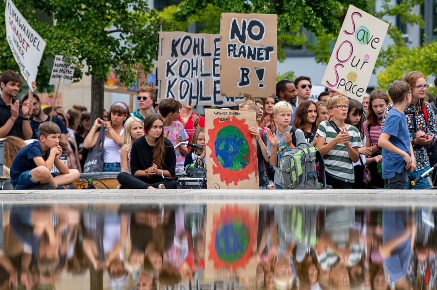 16.08.2019, Berlin: Teilnehmer der Klimademonstration &quot;Fridays for Future&quot; stehen mit ihren Transparenten im Invalidenpark. Foto: Monika Skolimowska/dpa-Zentralbild/ZB +++ dpa-Bildfunk +++