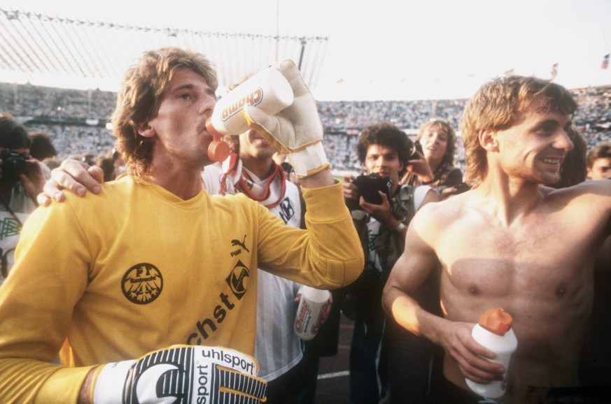 DFB-Pokalfinale 1988. Eintracht Frankfurt - VFL Bochum 1:0 am 28.05.1988 in Berlin. Tw. Uli Stein (li.) und Manfred Binz. *** DFB Cup Final 1988 Eintracht Frankfurt VFL Bochum 1 0 on 28 05 1988 in Ber ...