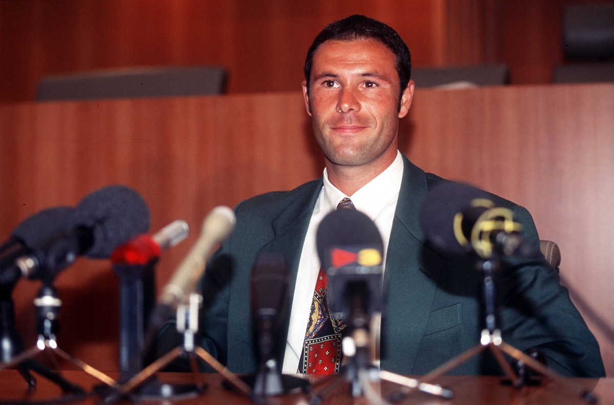 Jean Marc Bosman auf der Pressekonferenz nach seinem Prozess vor dem Europäischen Gerichtshof Ende 1995.