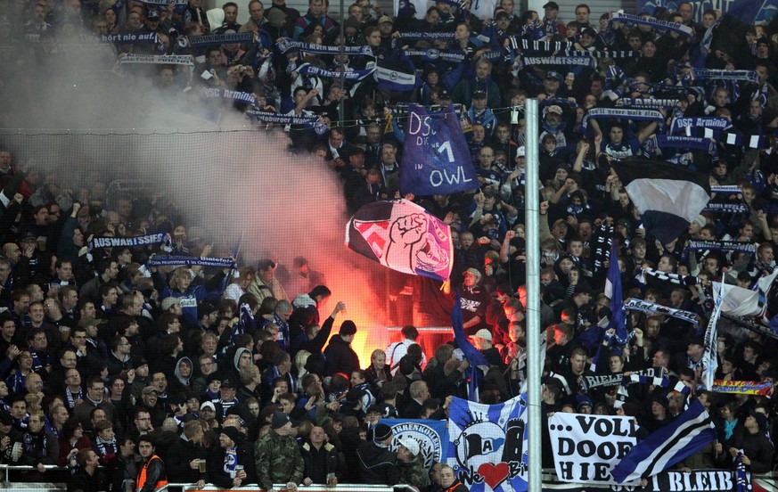 Bielefelder Fans 2009 in Paderborn: "...Voll doof hier".