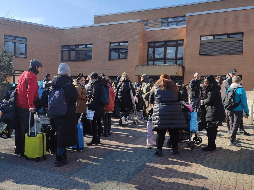 Die Menschen aus der Ukraine stehen mit ihrem wenigen Hab und Gut vor dem Aufnahmezentrum in Reinickendorf.