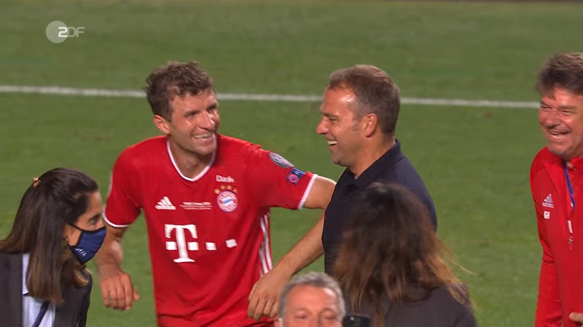 Thomas Müller mit seinem Trainer Hansi Flick.