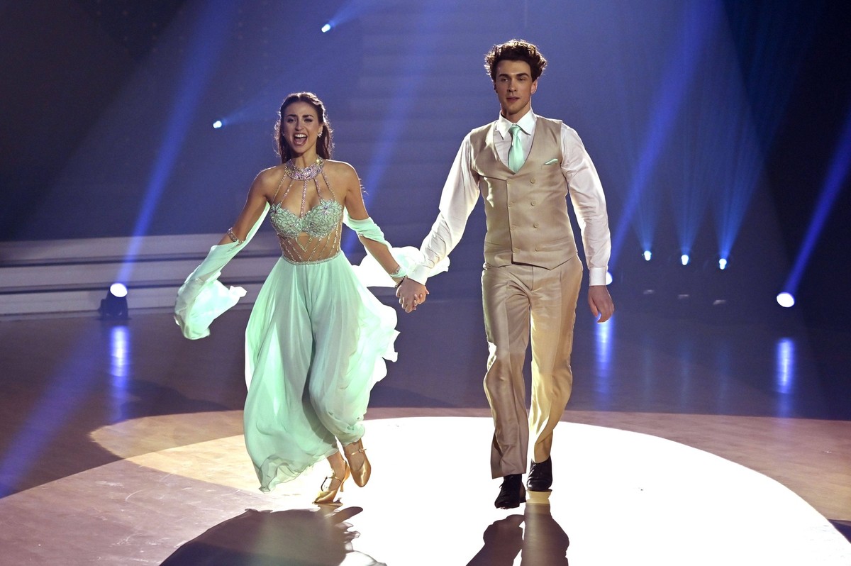 Timon Krause mit Ekaterina Leonova in der ersten Live-Show der 16. Staffel der RTL-Tanzshow Let s Dance im MMC Coloneum. Köln, 24.02.2023 *** Timon Krause with Ekaterina Leonova in the first live show ...