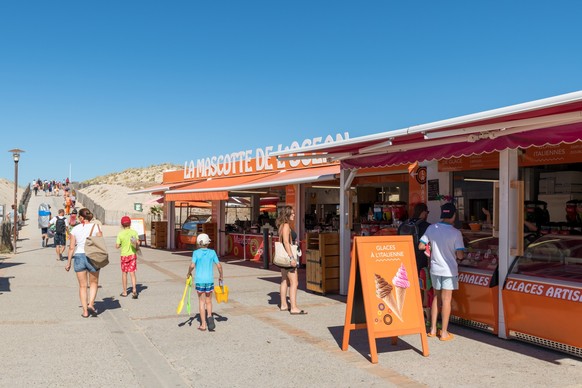 Ice cream shop close to the beach of Carcans in France, CARCANS, FRANCE - 08-05-2020: ice cream shop, restaurants, refreshment bars and a surf school are located close to the beach of Carcans, near La ...