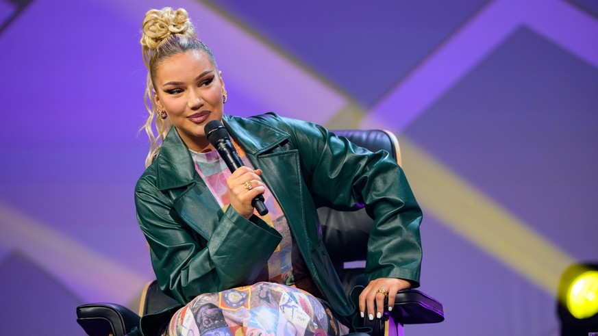 Rapperin Shirin David während eines Talks auf der Bühne. Das Digital-Festival OMR in Hamburg setzt auf eine Kombination aus Fachmesse, Workshops und Party.