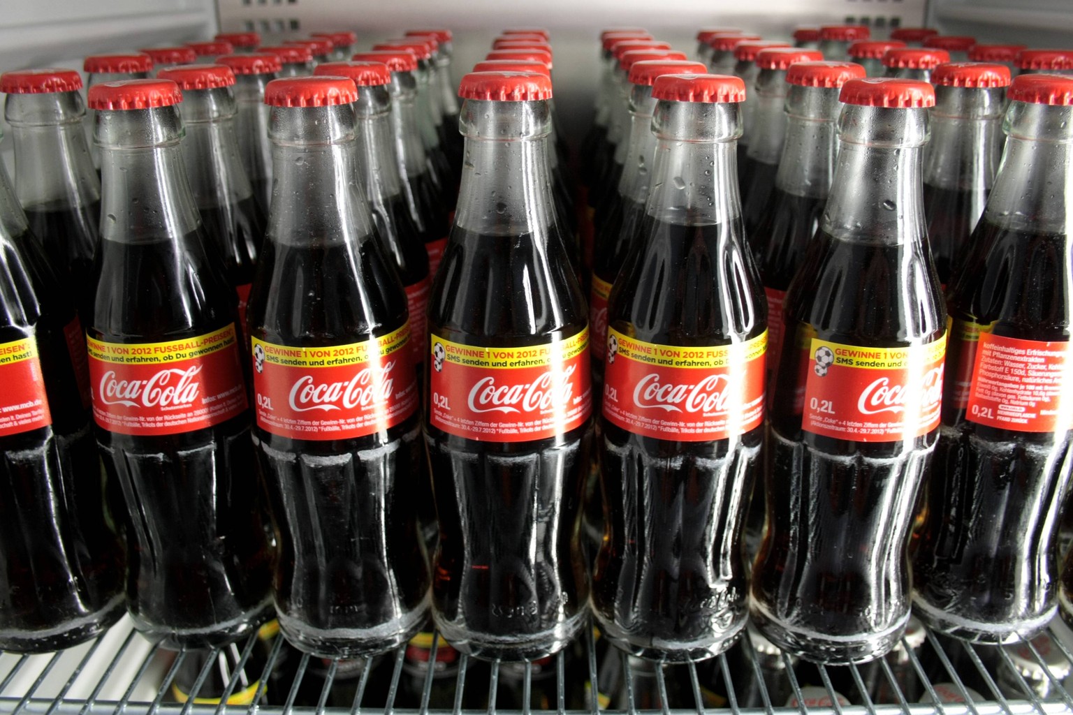 Darum Schmeckt Cola Aus Glasflaschen Besser Als Aus Der Dose Watson