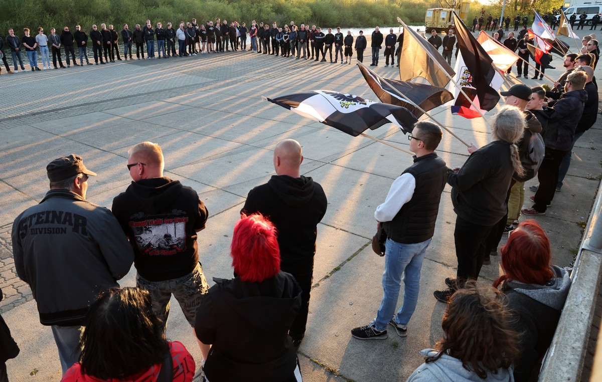 08.05.2023, Mecklenburg-Vorpommern, Demmin: Teilnehmer einer Demonstration, zu der die NPD aufgerufen hatte, versammeln sich am Stadthafen an der Peene. Anlass f�r den Aufmarsch der Rechtsextremen am  ...