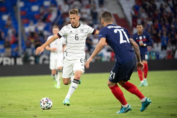 Fußball: EM, Frankreich - Deutschland, Vorrunde, Gruppe F, 1. Spieltag in der EM-Arena München. Deutschlands Joshua Kimmich spielt den Ball.