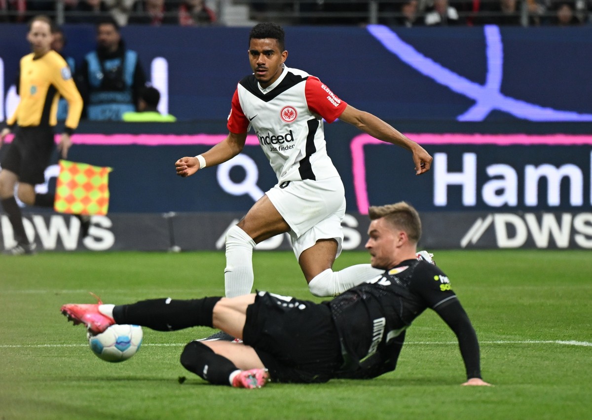 29.03.2025, Hessen, Frankfurt/Main: Fu�ball: Bundesliga, Eintracht Frankfurt - VfB Stuttgart, 27. Spieltag, Deutsche Bank Park. Stuttgarts Maximilian Mittelst�dt wehrt den Schuss von Frankfurts Ansgar ...