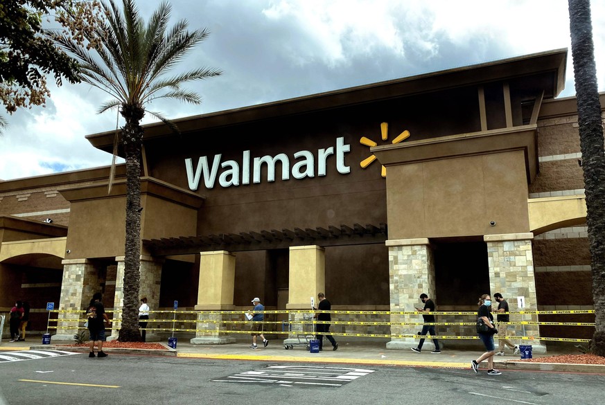May 12, 2020, Pico Rivera, California, USA: Shoppers wearing masks due to the Coronavirus Pandemic wait in line to enter Walmart in Pico Rivera on Tuesday, May 12, 2020. Pico Rivera USA PUBLICATIONxIN ...