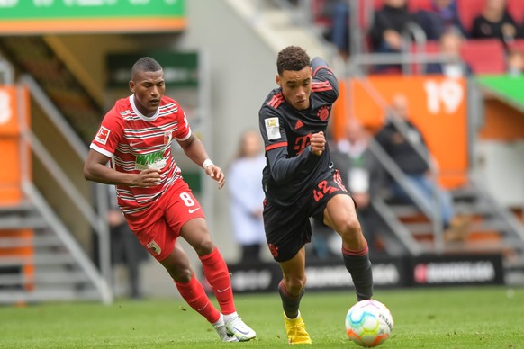 Fußball, 1. Bundesliga, 20220917, FC Augsburg - FC Bayern München. Im Bild Carlos GRUEZO FC Augsburg, 8 und Jamal MUSIALA FC Bayern München, 42 Dribbling Ball. Augsburg WWK-Arena Bayern Deutschland ** ...