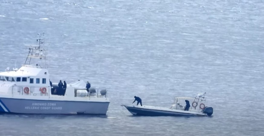 Videoaufnahmen zeigen, wie die griechische Küstenwache Geflüchtete auf dem Meer aussetzt.