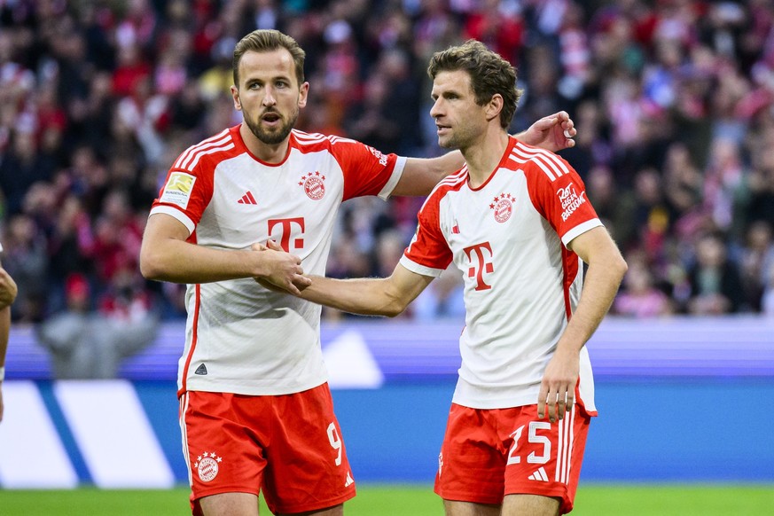 28.10.2023, Bayern, München: Fußball: Bundesliga, Bayern München - Darmstadt 98, 9. Spieltag, Allianz Arena. Münchens Thomas Müller (r) jubelt nach seinem Tor zum 6:0 mit Münchens Harry Kane (l). (zu  ...