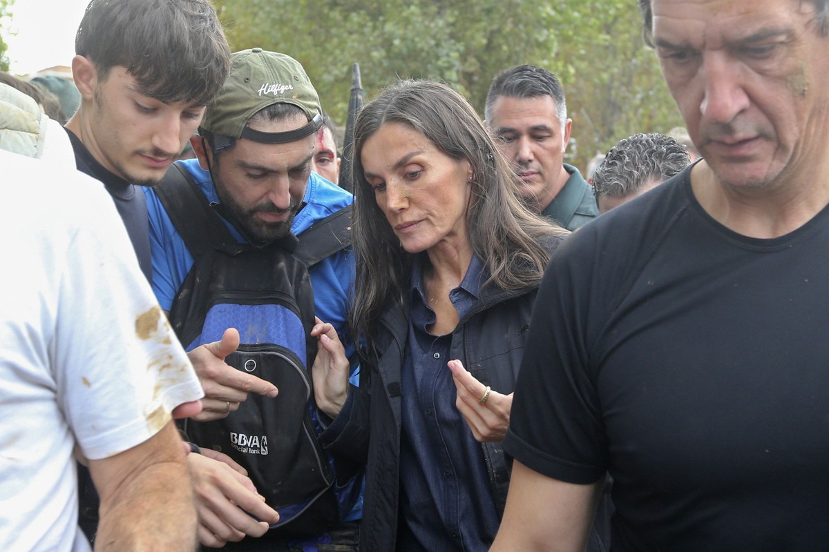 Spain&#039;s Queen Letizia speaks with people affected by the floods after crowd of angry survivors of Spain&#039;s floods tossed mud and shouted insults at the Spain&#039;s King Felipe and government ...
