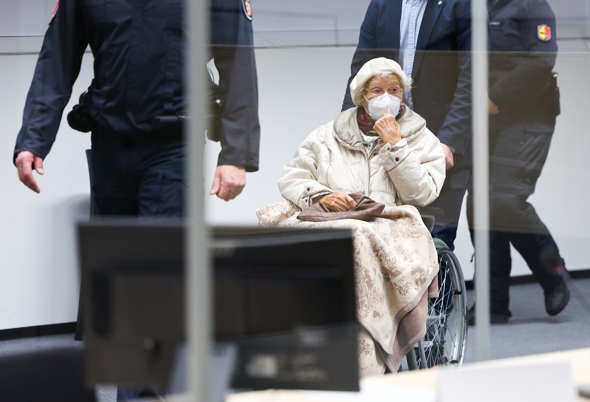 dpatopbilder - 20.12.2022, Schleswig-Holstein, Itzehoe: Die Angeklagte Irmgard F. wird zu Beginn des Prozesstages in den Sitzungssaal gebracht. Der früheren Sekretärin wird Beihilfe zum Mord in über 1 ...