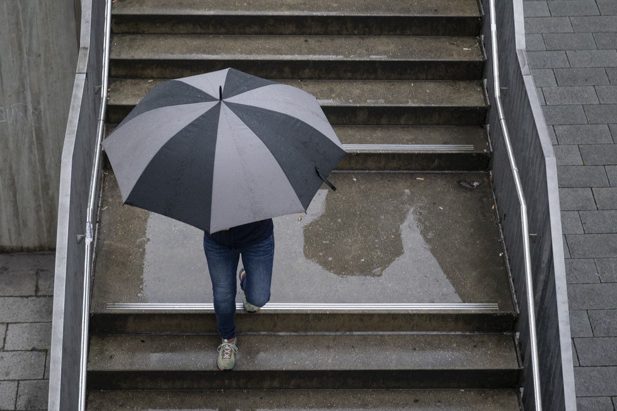 10.09.2025, Baden-Württemberg, Eßlingen: Eine Person geht mit einem Regenschirm eine Treppe hinab. (zu dpa: «Wechselhaftes Wetter: erst Regen, nachmittags freundlicher») Foto: Marijan Murat/dpa +++ dp ...