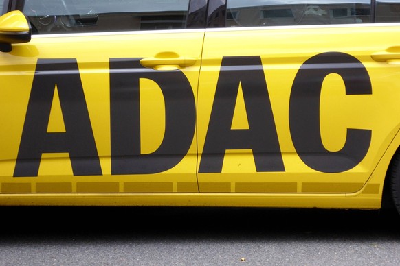 ADAC / Allgemeine Deutsche Automobil Club e. V. / Schriftzug / Verkehrsclub / ADAC Wagen / gelber Engel ADAC Schriftzug *** ADAC Allgemeine Deutsche Automobil Club e V lettering traffic club ADAC car  ...