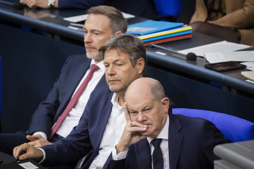 ARCHIV - 19.10.2023, Berlin: Bundeskanzler Olaf Scholz (SPD, r-l), Robert Habeck (Bündnis 90/Die Grünen), Bundesminister für Wirtschaft und Klimaschutz, und Christian Lindner (FDP), Bundesminister der ...