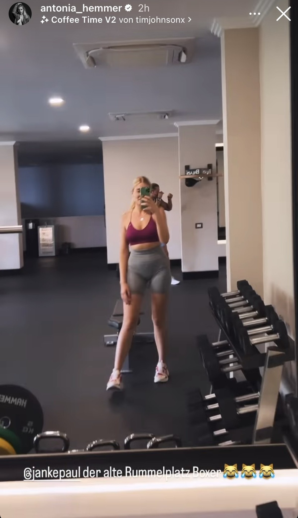 Antonia filmte sich und Paul in einem Fitnessraum.