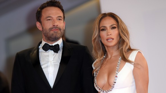 ARCHIV - 10.09.2021, Italien, Venedig: Jennifer Lopez, US-Sängerin und Schauspielerin, und Ben Affleck, US-Schauspieler, treffen zur Premiere des Films «The Last Duel» während der 78. Filmfestspiele v ...
