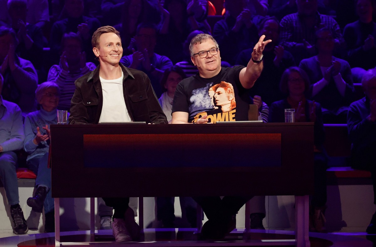 ARD WER WEISS DENN SOWAS? FOLGE 1112, "Marcel Reif und Jochen Breyer", am Montag (26.02.24) um 18:00 Uhr im ERSTEN.
Rateteam-Kapitän Elton (r.) mit Fernsehmoderator und Journalist Jochen Bre ...