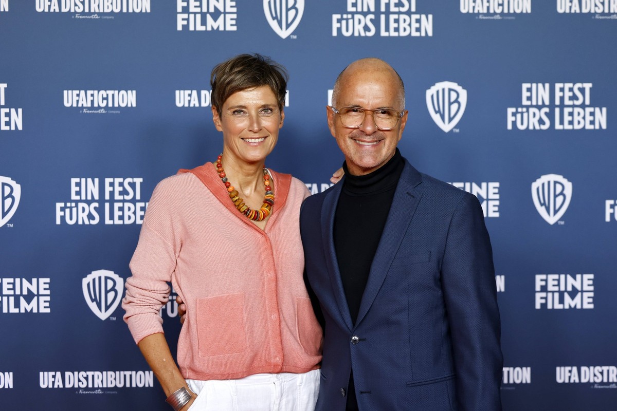 Schauspieler Christoph Maria Herbst mit seiner Ehefrau Gisi Herbst l bei der Premiere des Film Ein Fest fürs Leben im Cinedom. Köln, 04.10.2023 NRW Deutschland *** Actor Christoph Maria Herbst with hi ...