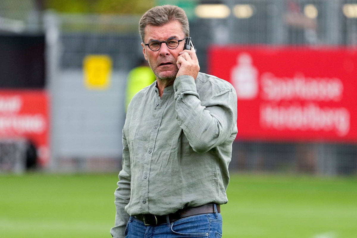 Dieter Hecking Sportvorstand, FCN telefoniert, telefonieren, am verhandeln, verhandelt, am Telefon, Smartphone, Einzelbild, Einzelfoto, Aktion, Action, 20.08.2022, Sandhausen Deutschland, Fussball, 2. ...