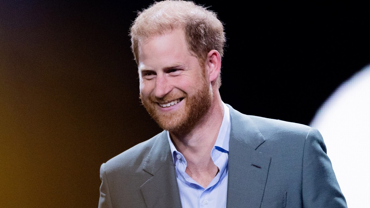 ARCHIV - 09.09.2023, Nordrhein-Westfalen, Düsseldorf: Prinz Harry, Herzog von Sussex, lächelt bei der Eröffnung der 6. Invictus Games in der Merkur Spiel-Arena.(zu dpa: &quot;Prinz Harry für Verdienst ...