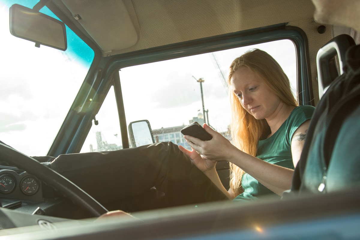 ILLUSTRATION - Zum Themendienst-Bericht vom 23. Juni 2022: Ein Handy ist im Auto fast immer mit dabei. Hier liegen lassen sollte man es bei sommerlichen Temperaturen aber besser nicht. Foto: Christin  ...