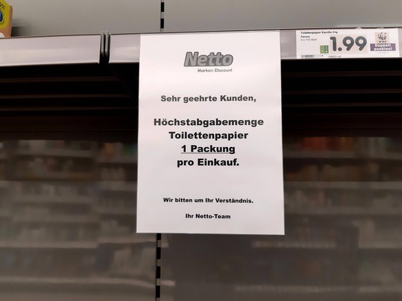 Einkauf in einem Supermarkt oder Discounter zu Zeiten von Corona und Krieg in der Ukraine bei Netto Einkauf in Zeiten von Corona und Krieg in der Ukraine bei Netto *** Shopping in a supermarket or dis ...