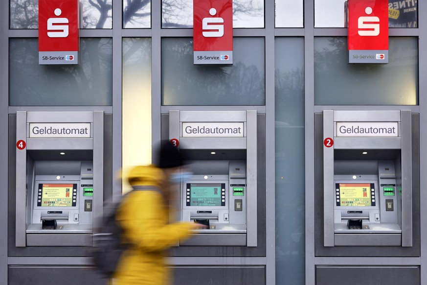Geldautomaten einer Sparkasse stehen in der Kölner Innenstadt. Die Sparkasse hat jüngst Geldautomaten an zwölf Standorten vom Netz genommen. Hintergrund ist die gestiegene Gefahr für Anwohner durch Ge ...
