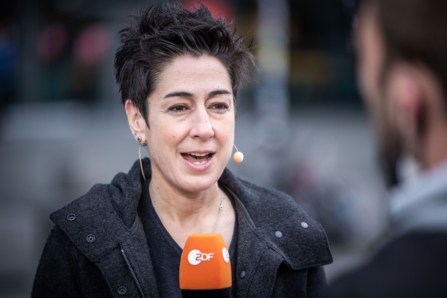 ARCHIV - 05.04.2022, Berlin: Moderatorin Dunja Hayali ist beim ZDF-&quot;Morgenmagazin&quot; vor Ort am Berliner Hauptbahnhof. Das aktuelle