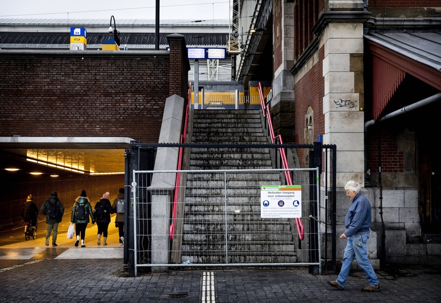 AMSTERDAM - A barrier to platforms 1 and 2a at Amsterdam Central station. The platforms are closed for seven months to renovate the western passenger tunnel. ANP KOEN VAN WEEL netherlands out - belgiu ...