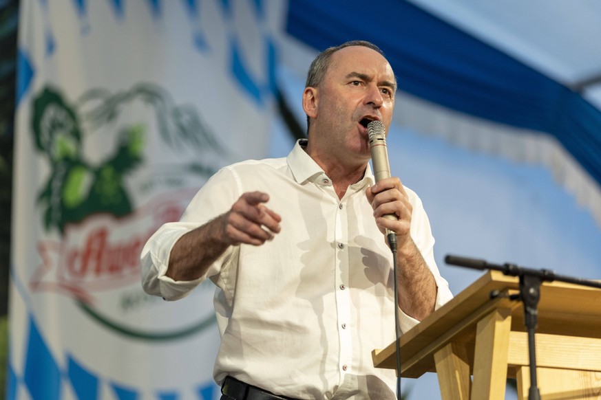 News Bilder des Tages Festrede von Hubert Aiwanger Freie Wähler im Festzelt Aschauer Markt in Aschau im Chiemgau / Datum: 31.08.2023 / *** Festive speech by Hubert Aiwanger Free Voters in the festival ...