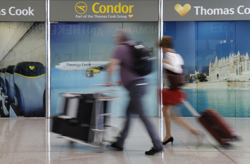 Touristen gehen an einem Büro von Condor und Thomas Cook vorbei (Archivbild).