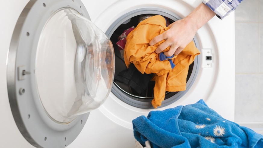 Wäsche riecht muffig nach dem Waschen: Das braucht deine Waschmaschine jetz...
