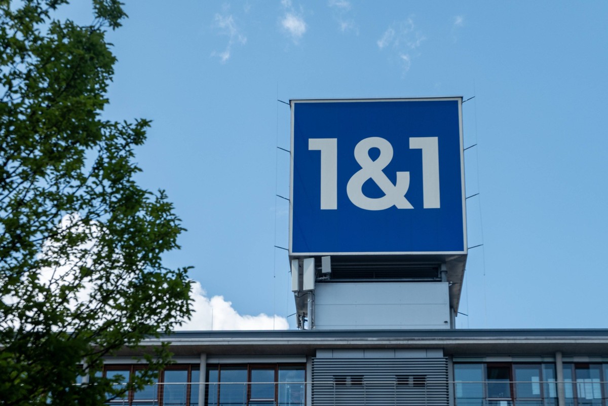 1&1 Logo auf Dach eines Bürogebäudes 16.07.25, Montabaur: Symbolfoto, Illustrationsbild, Symbolbild, Illustrationsfoto, Alltagsszene Großes blaues 1&1-Logo auf dem Dach eines modernen Bürogebä ...