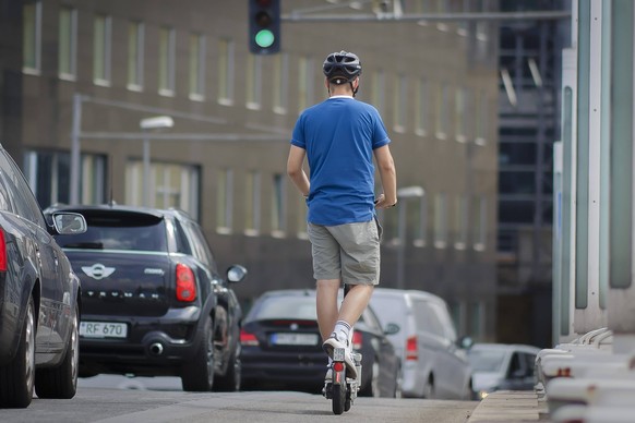 Symbolfoto: Ein Mann faehrt mit einem E-Scooter des Fahrrad- und E-Rollervermieters Lime im Strassenverkehr. Berlin, 21.06.2019. Berlin Deutschland *** Symboloto A man driving an E Scooter of the bicy ...