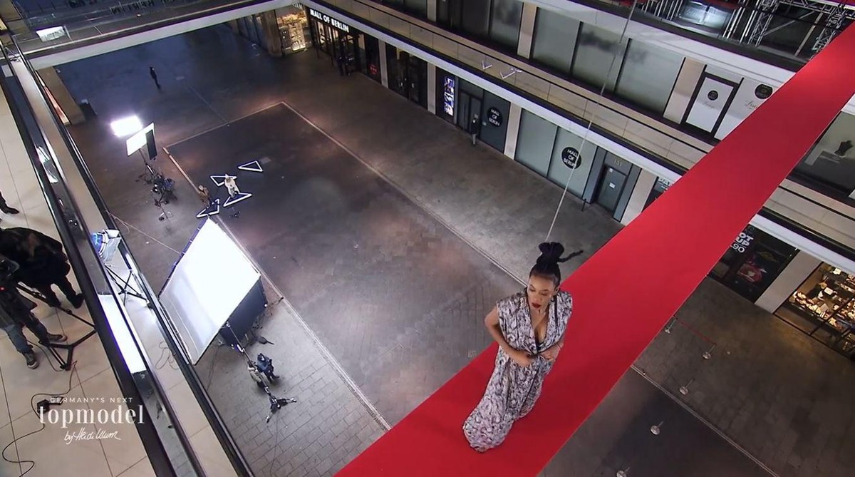 Beim Walk in der Mall of Berlin sollten die Kandidatinnen lieber nicht nach unten schauen.