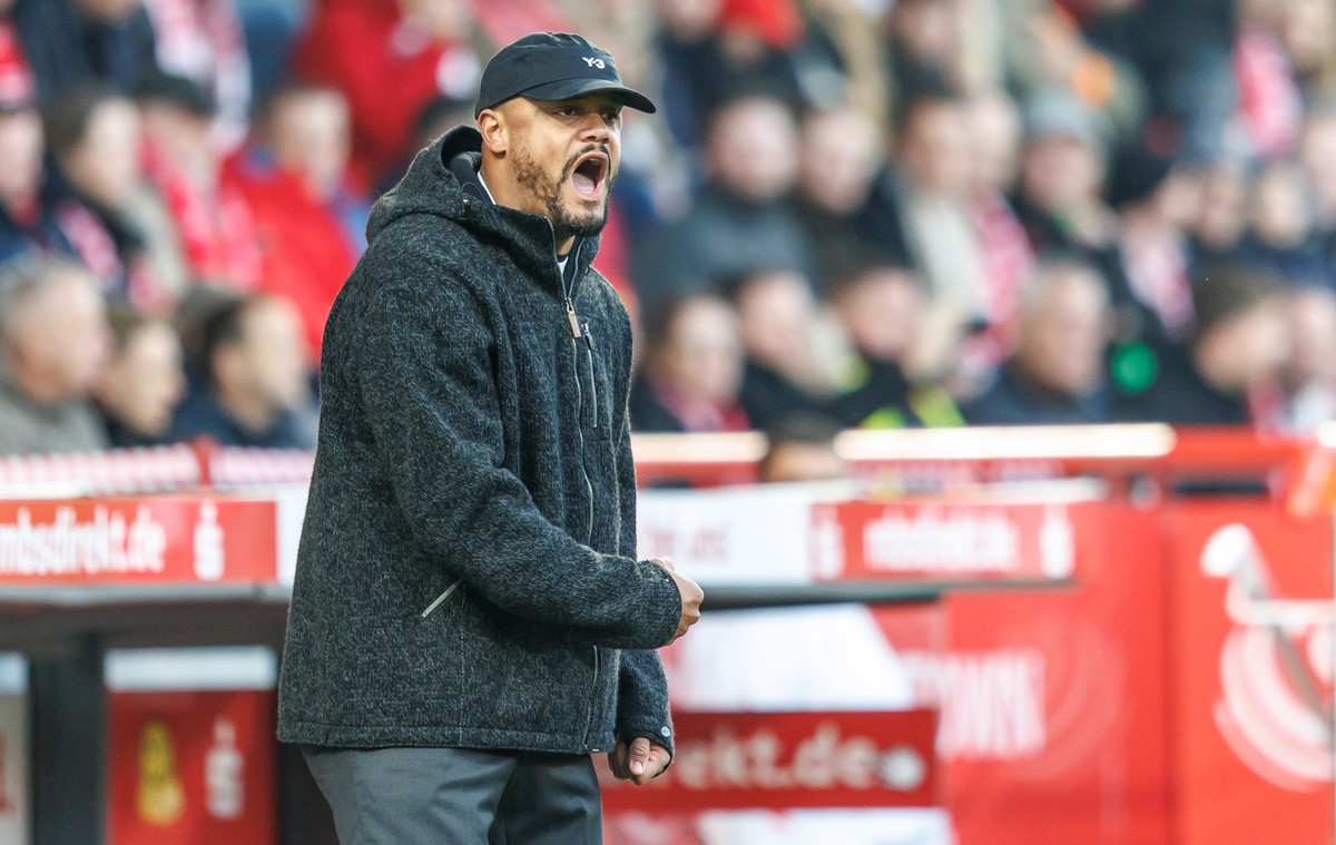 08.11.2025, Berlin: Fußball: Bundesliga, 1. FC Union Berlin - Bayern München, 10. Spieltag, An der Alten Försterei. Trainer Vincent Kompany (Bayern München) reagiert am Spielfeldrand. Foto: Andreas Go ...