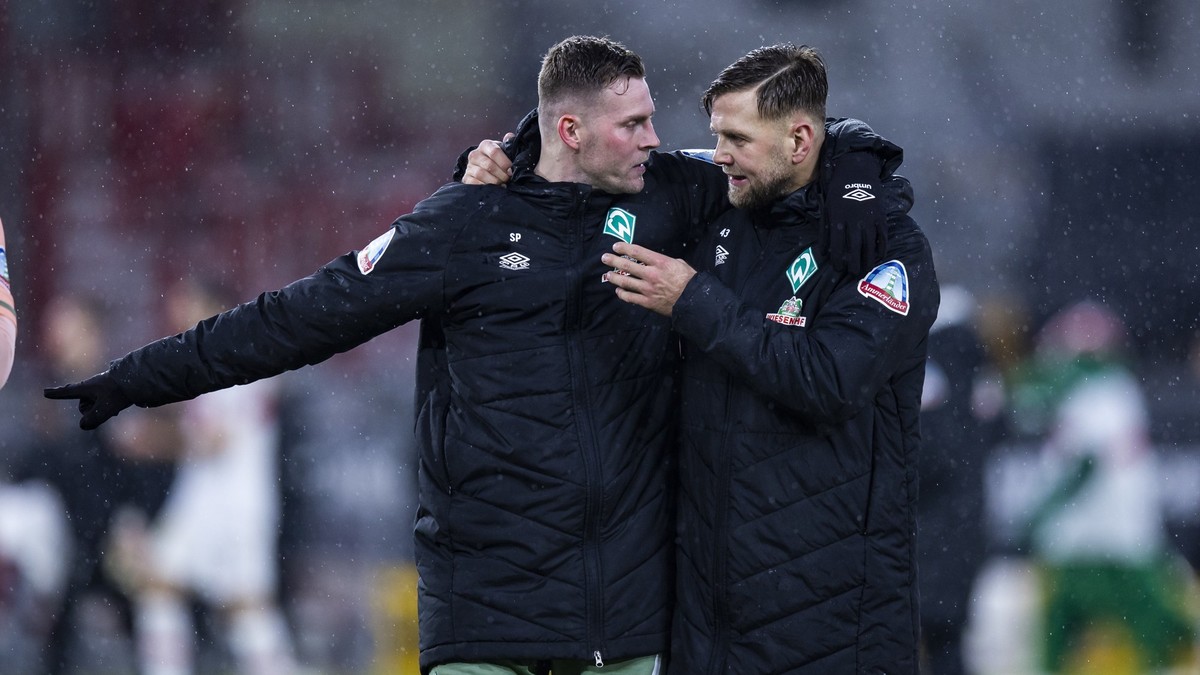 ARCHIV - 05.02.2023, Baden-Württemberg, Stuttgart: Fußball: Bundesliga, VfB Stuttgart - Werder Bremen, 19. Spieltag, Mercedes-Benz-Arena. Bremens Marvin Ducksch (l) und Bremens Niclas Füllkrug (r) spr ...