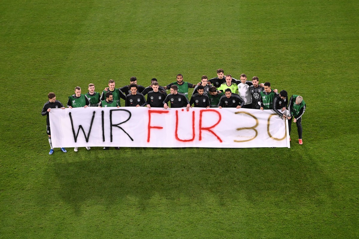 Die deutsche Mannschaft setzt mit einem Banner mit der Aufschrift ?Wir fuer 30? ein Zeichen fuer Menschenrechte. GES/ Fussball/ WM-Qualifikation: Deutschland - Nordmazedonien, 31.03.2021 Football / So ...